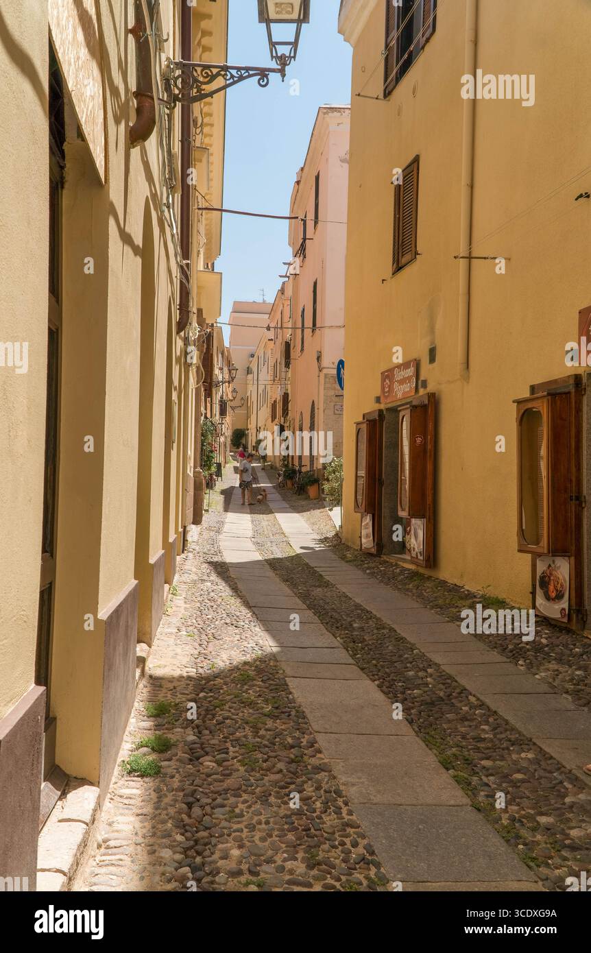 Einheimische gehen mit ihren Hunden entlang der gepflasterten Via Columbano Alghero Sardinien Italien. Juni 2025 Stockfoto