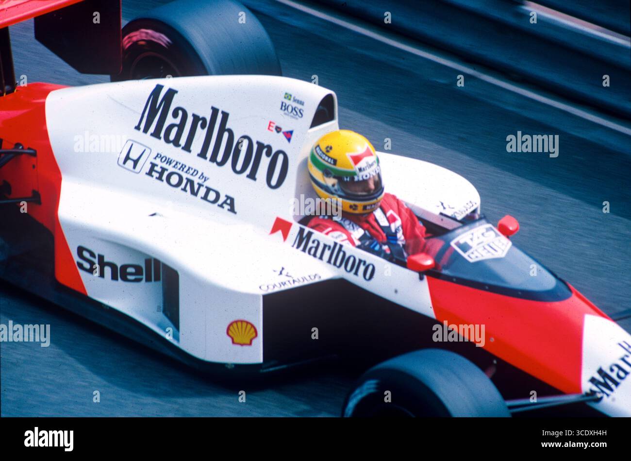 Ayrton Senna aus Brasilien fuhr den McLaren MP4/5 beim Großen Preis von Monaco 1989, Circuit de Monaco, Monte Carlo, 7. Mai 1989. Von oben mit dem ikonischen gelben Helm Stockfoto