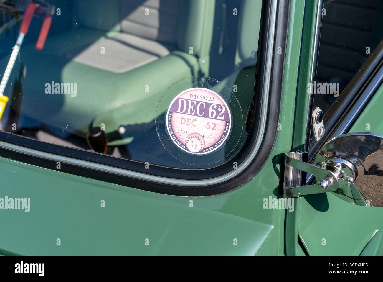 Alte britische Straßensteuerplakette auf der Windschutzscheibe des Autos Stockfoto