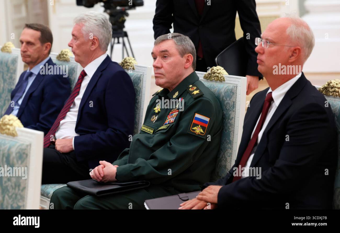 Moskau, Russland. August 2025. Von links sitzend: Der Direktor des russischen Nachrichtendienstes Sergej Naryschkin, der Moskauer Bürgermeister Sergej Sobyanin, der Generalstabschef Valery Gerasimow und der CEO des russischen Direktinvestitionsfonds Kirill Dmitriev warten vor dem Beginn eines Treffens unter dem Vorsitz von Präsident Wladimir Putin im Kreml am 14. August 2025 in Moskau, Russland. Das Treffen ist in Vorbereitung auf das bevorstehende US-russische Gipfeltreffen in Alaska. Quelle: Vyacheslav Prokofyev/Kreml Pool/Alamy Live News Stockfoto