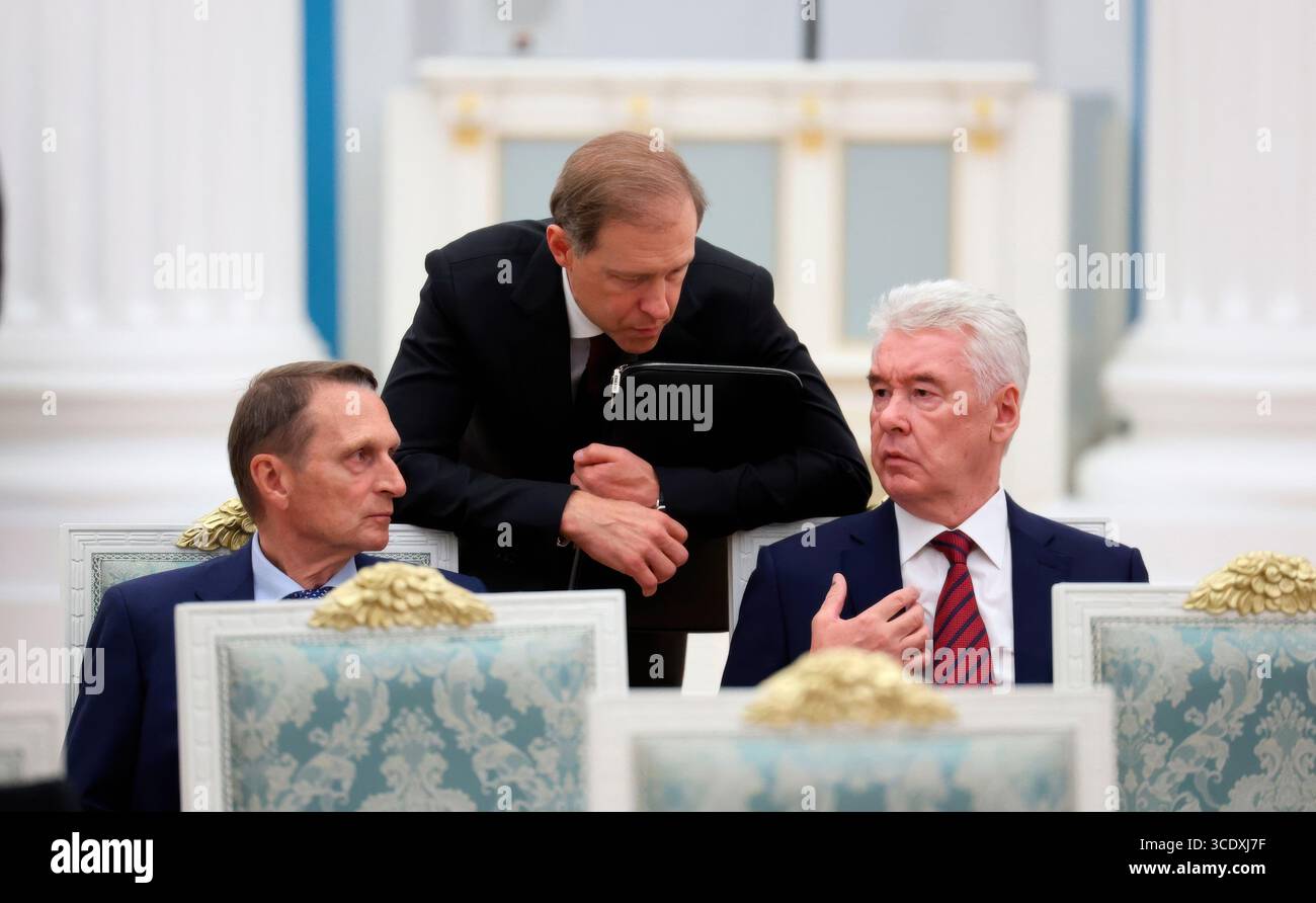 Moskau, Russland. August 2025. Der russische Außendienstdirektor Sergej Naryschkin, links, der erste stellvertretende russische Premierminister Denis Manturow und der Moskauer Bürgermeister Sergej Sobyanin, rechts, sprechen vor dem Beginn eines Treffens unter dem Vorsitz von Präsident Wladimir Putin im Kreml am 14. August 2025 in Moskau, Russland. Das Treffen ist in Vorbereitung auf das bevorstehende US-russische Gipfeltreffen in Alaska. Quelle: Vyacheslav Prokofyev/Kreml Pool/Alamy Live News Stockfoto