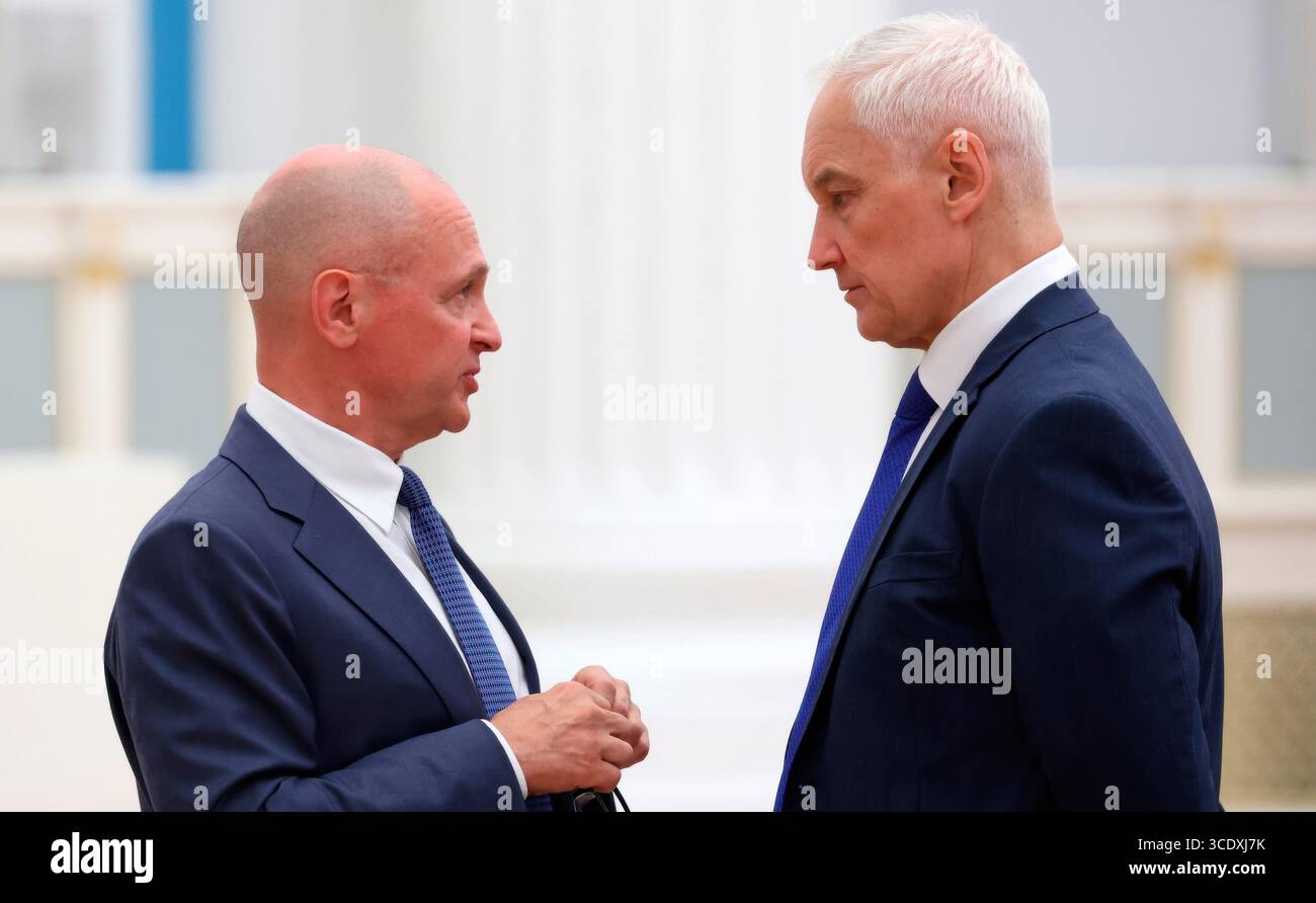 Moskau, Russland. August 2025. Russischer erster stellvertretender Stabschef des Präsidialbüros Sergej Kirijenko, links, und Verteidigungsminister Andrej Belousow, rechts, sprechen vor dem Beginn eines Treffens unter dem Vorsitz von Präsident Wladimir Putin im Kreml am 14. August 2025 in Moskau, Russland. Das Treffen ist in Vorbereitung auf das bevorstehende US-russische Gipfeltreffen in Alaska. Quelle: Vyacheslav Prokofyev/Kreml Pool/Alamy Live News Stockfoto