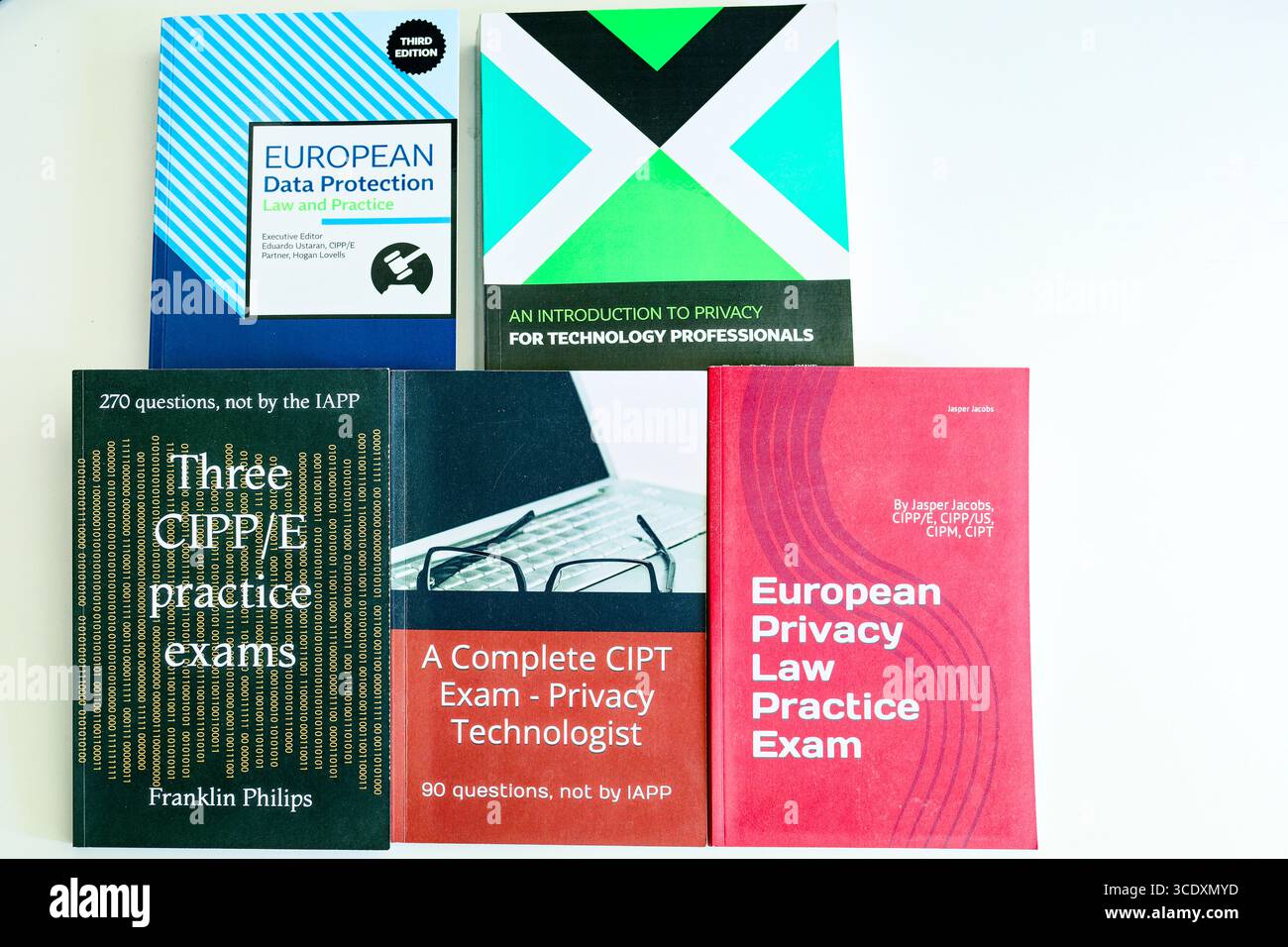 Bücher zum Datenschutz und zum Datenschutzrecht, die europäische Vorschriften, die Vorbereitung der CIPP/E- und CIPT-Zertifizierungsprüfungen abdecken Stockfoto