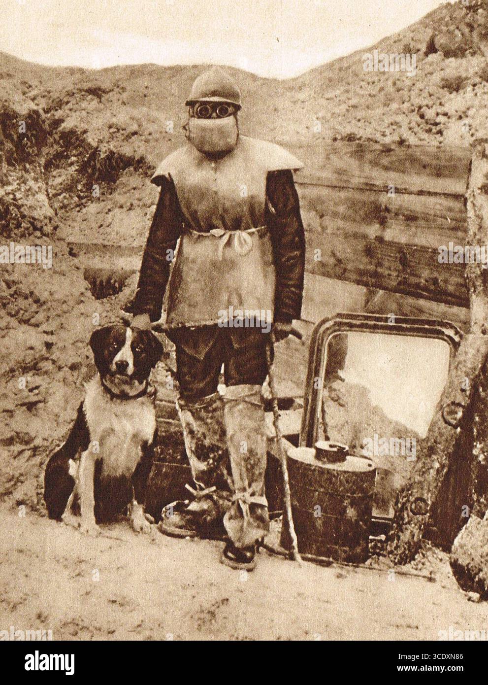 Kriegsausrüstung des 20. Jahrhunderts. Grabenausrüstung eines französischen Offiziers während des Ersten Weltkriegs Stockfoto