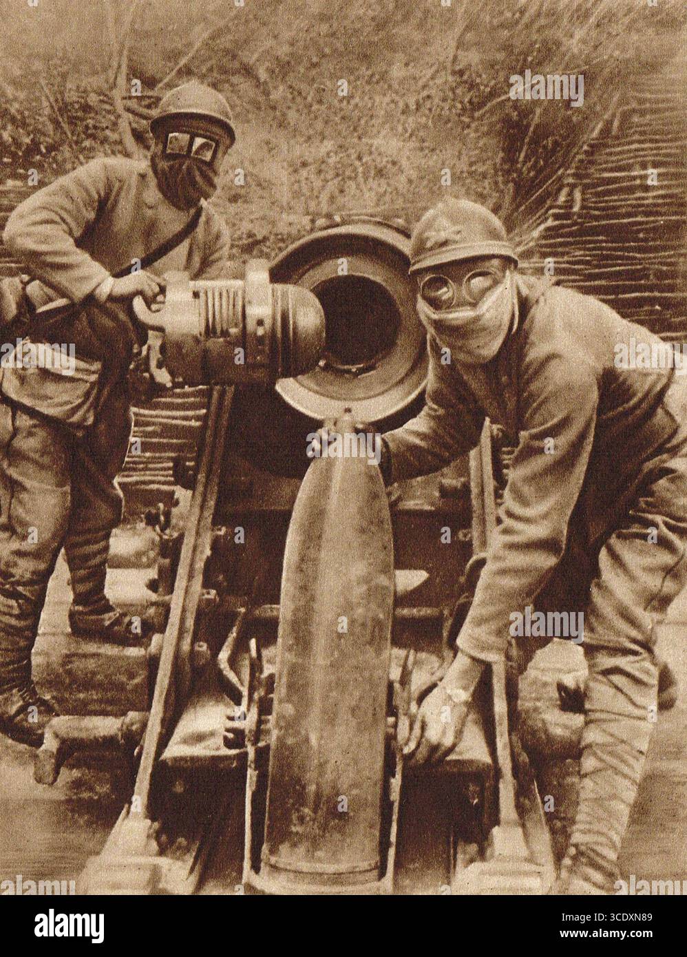 Laden einer französischen Haubitze während des Ersten Weltkriegs Stockfoto