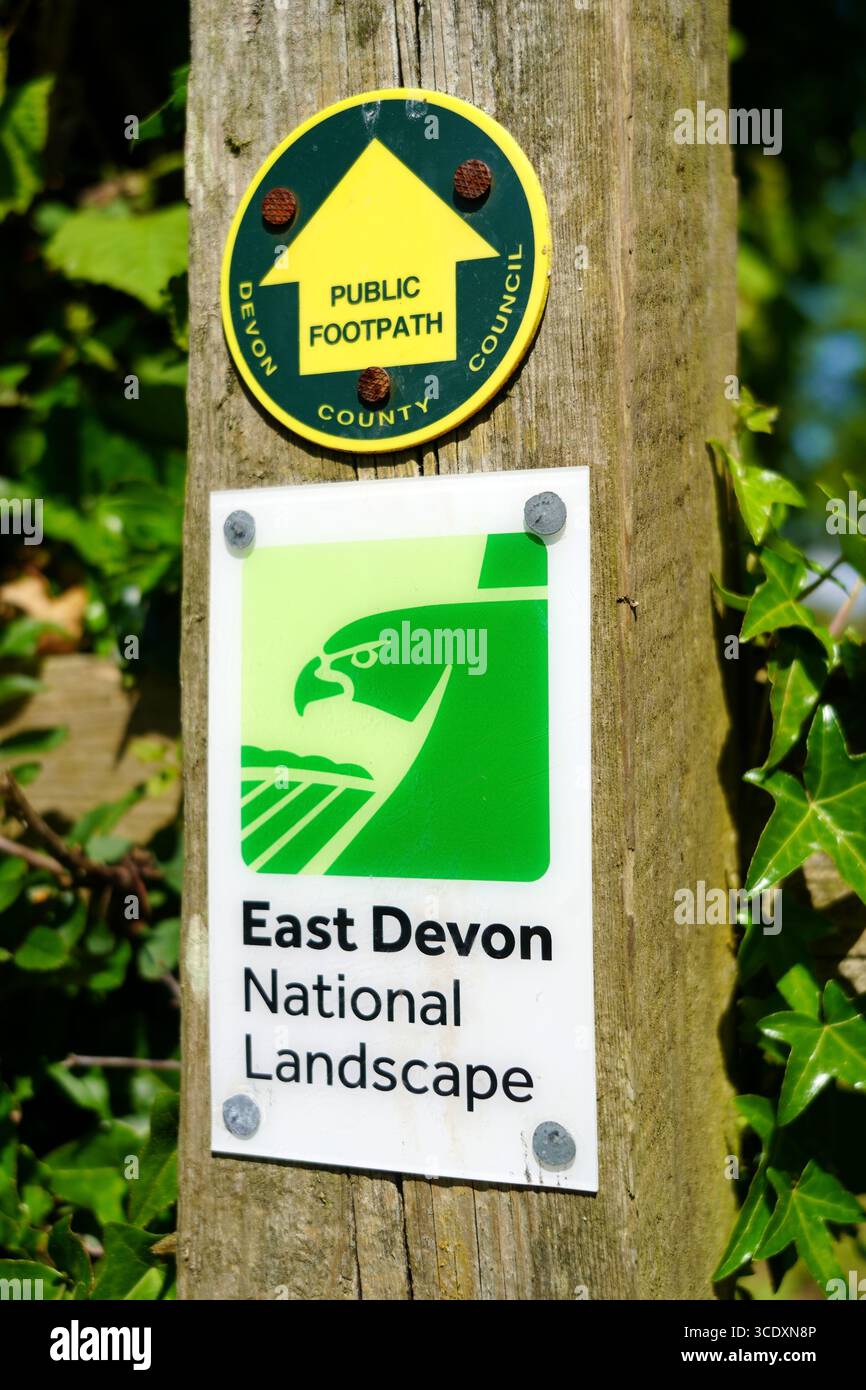 East Devon National Landscape Sign and Emblem on A Way Marking Post, Sid Valley, Devon, England, Großbritannien im Mai Stockfoto East Devon National Landscape Sign and Emblem on A Way Marking Post, Sid Valley, Devon, England, Großbritannien im Mai Stockfoto
