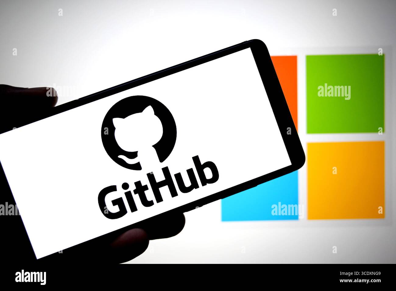 Indien. August 2025. In dieser Abbildung ist ein Github-Logo auf einem Smartphone mit einem Microsoft-Logo im Hintergrund zu sehen. (Credit Image: © Avishek das/SOPA Images via ZUMA Press Wire) NUR REDAKTIONELLE VERWENDUNG! Nicht für kommerzielle ZWECKE! Stockfoto