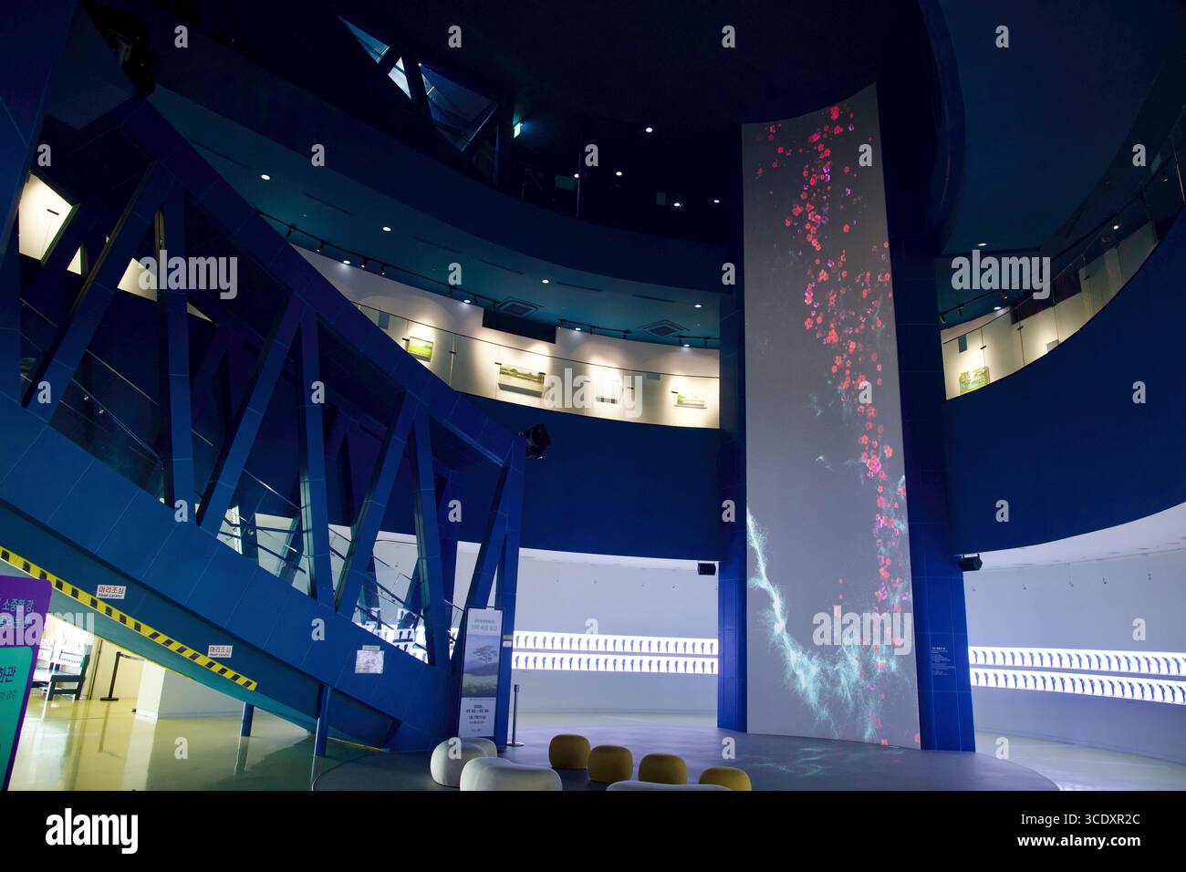 Die zentrale Galerie des ARC verfügt über eine hohe vertikale Projektionssäule mit animierten Grafiken, die von Aussichtsebenen und einer Gittertreppe innerhalb des Gebäudes umringt wird Stockfoto