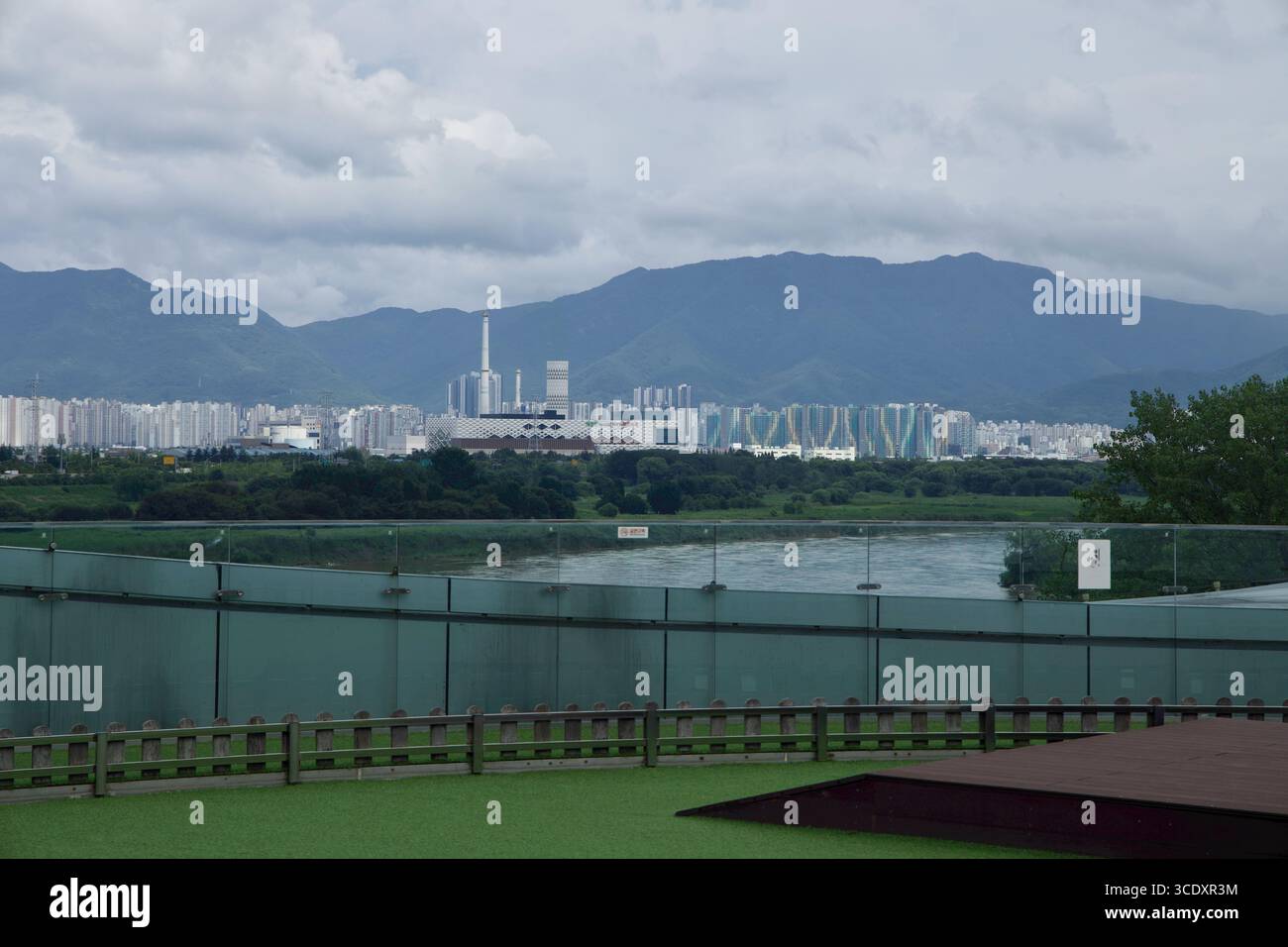 Von der Terrasse des ARC aus hat man einen Blick über die Flussebene in Richtung Daegus Apartmentviertel und eines Industriekomplexes, der von Bergen umgeben ist Stockfoto
