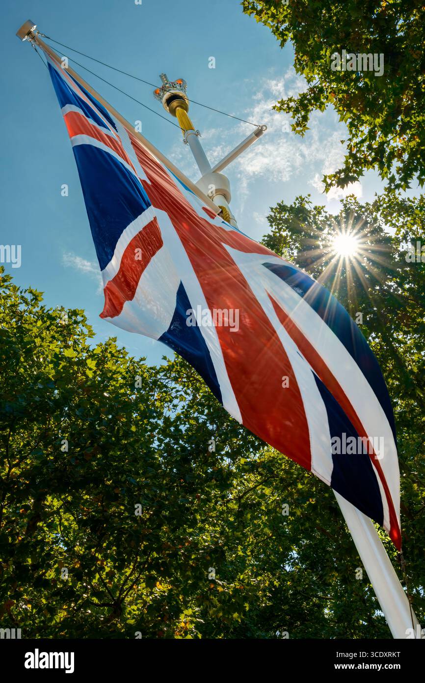 London, England - einer der vielen Union Jacks, die die Mall auf dem Weg zum Buckingham Palace im Zentrum Londons säumen. Stockfoto