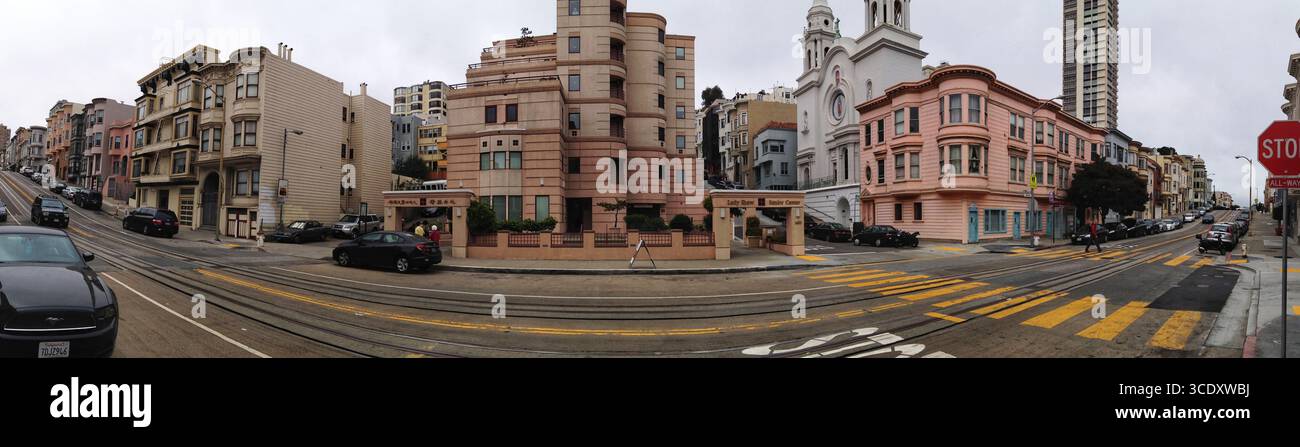 Panoramablick auf eine geschäftige Kreuzung mit einzigartiger Architektur und Straßenbahnschienen. Stockfoto