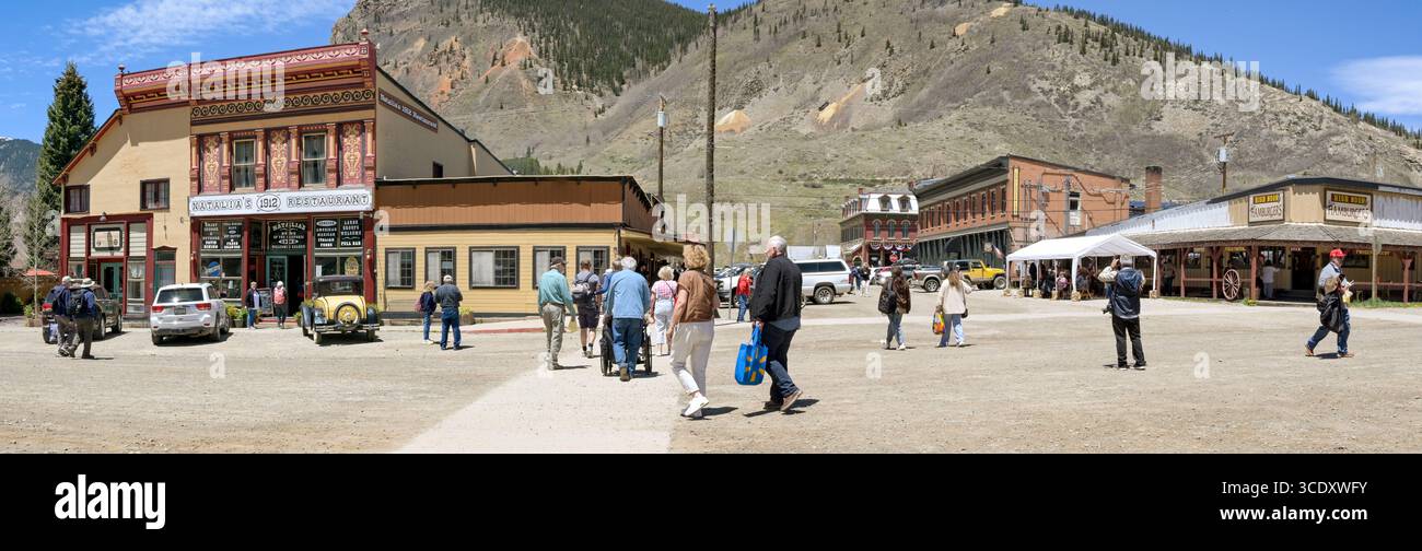 Silverton, Colorado, USA - 23. Mai 2025: Panoramablick auf Touristen in der Stadt Silverton nach der Ankunft mit der Durango and Silverton Railway Stockfoto
