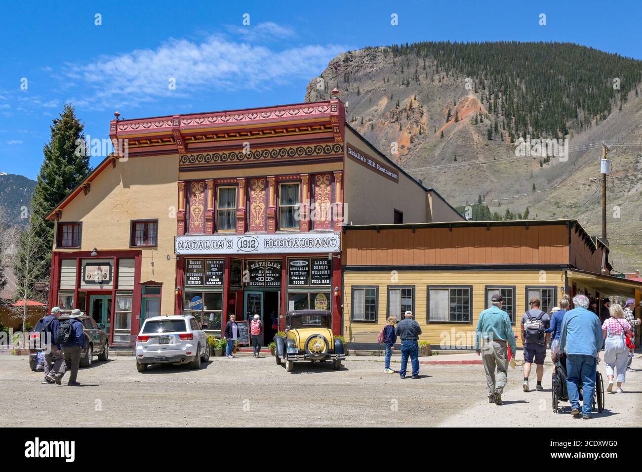 Silverton, Colorado, USA - 23. Mai 2025: Touristen, die mit einem Zug mit der Durango and Silverton Railway in Silverton angekommen sind, spazieren durch die Stadt Silverton Stockfoto