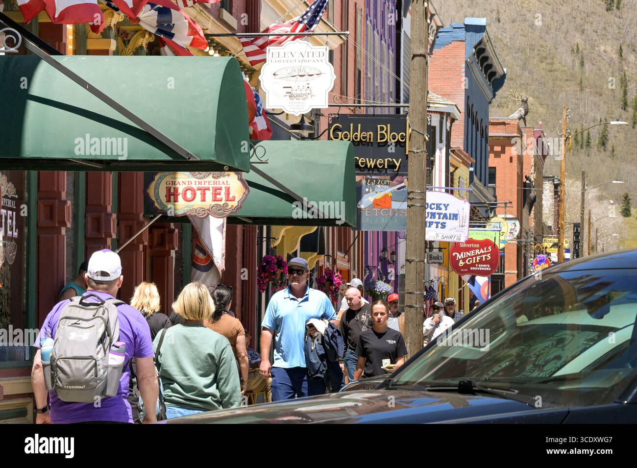 Silverton, Colorado, USA - 23. Mai 2025: Touristen auf der Hauptstraße der Stadt Silverton nach Ankunft mit der Durango and Silverton Railway Stockfoto