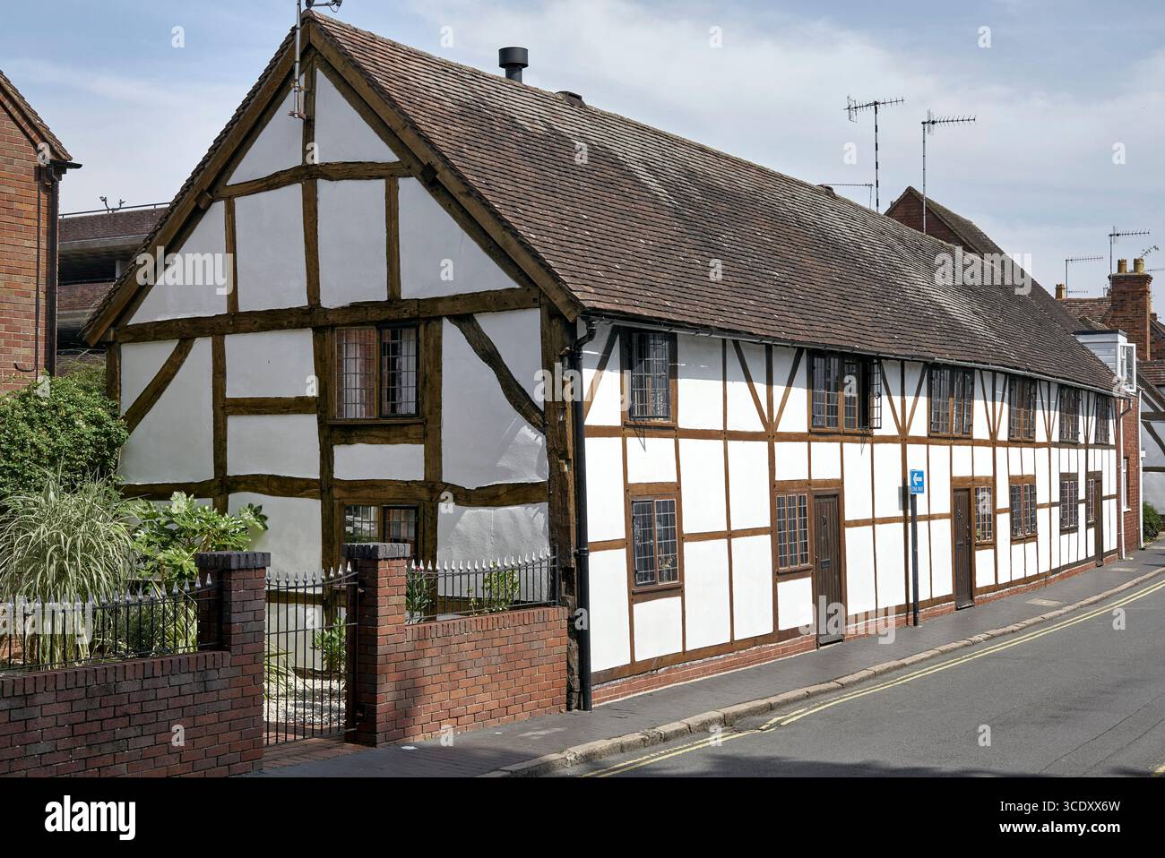 Verspotten Sie Tudor-Fachwerkhäuser. Moderne Architektur im Tudor Revival, Ely Street, Stratford upon Avon, England, Großbritannien Stockfoto
