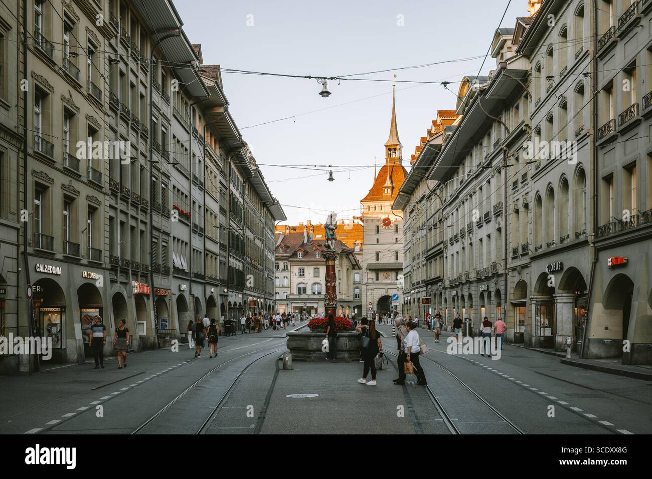 07-08-2025 Bern, Schweiz. Berühmter Kafigturm in der Spitalgasse. Spätsommer Abendlicht, Weitwinkelblick Stockfoto