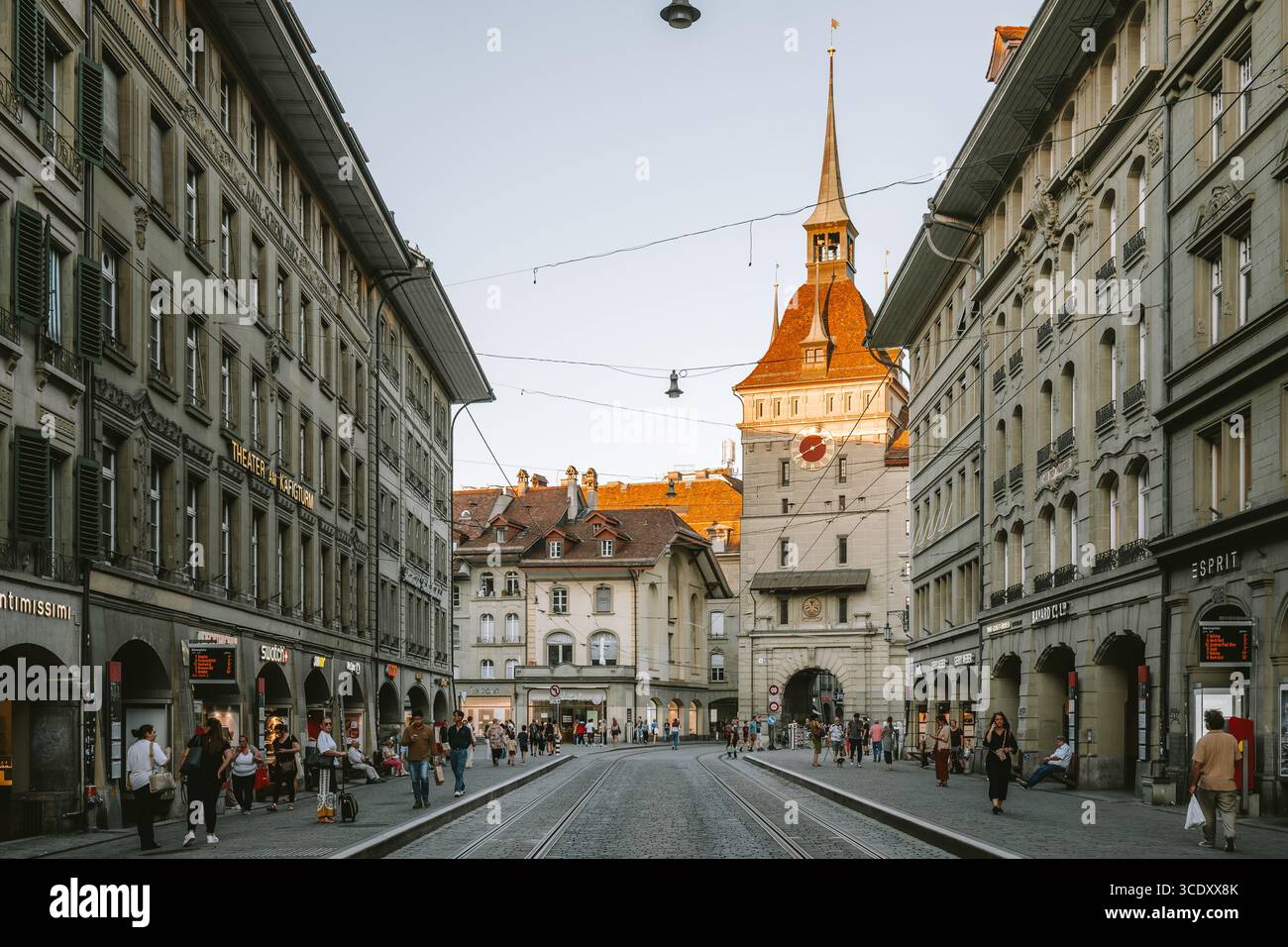 07-08-2025 Bern, Schweiz. Berühmter Kafigturm in der Spitalgasse. Spätsommer Abendlicht, Weitwinkelblick Stockfoto