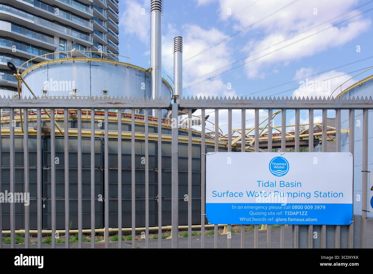 Thames Water, Wasserpumpstation für Oberflächenwasser im Wasserbecken der Themse, London Royal Docks, Großbritannien Stockfoto