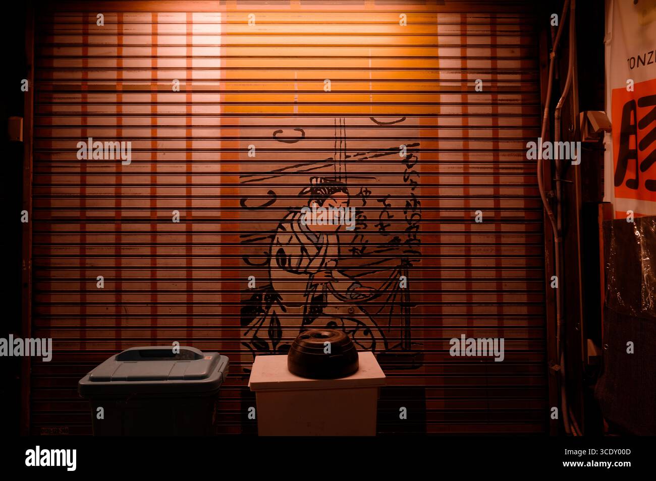 Nachts geschlossener Laden in Asakusa mit traditionellen japanischen Kunstwerken und Mülltonnen Stockfoto