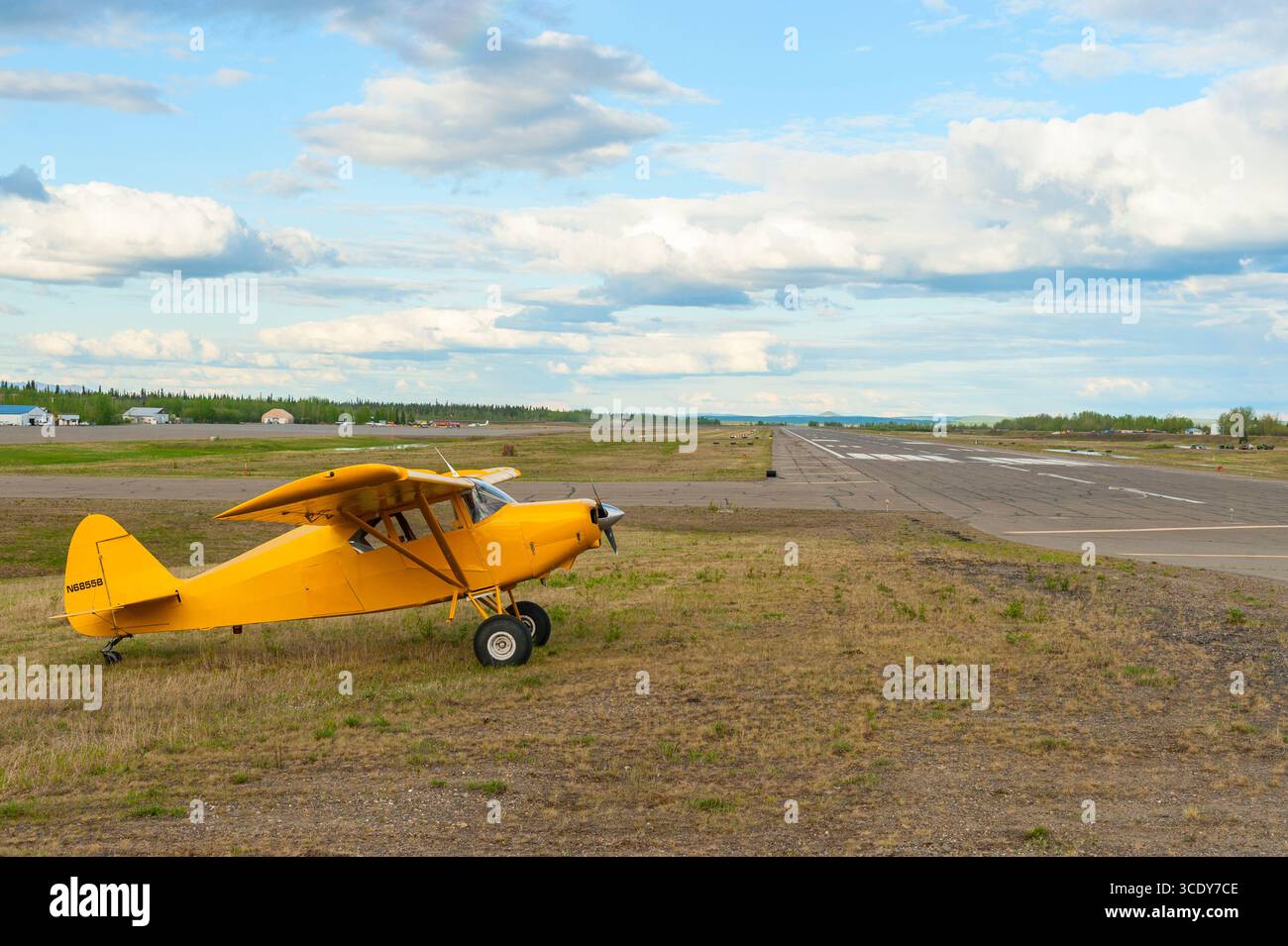 Yellow Piper Pacer parkte am Edward G Pitka SR Flughafen in Galena, Alaska, USA Stockfoto