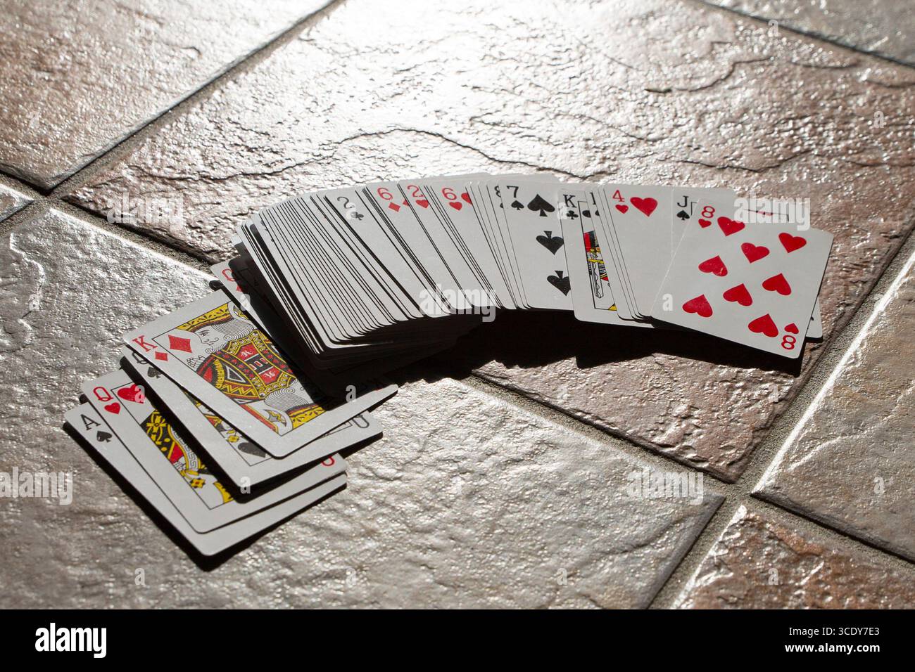 Spielkarten, die wild über den Boden verstreut sind, Poker spielen Stockfoto