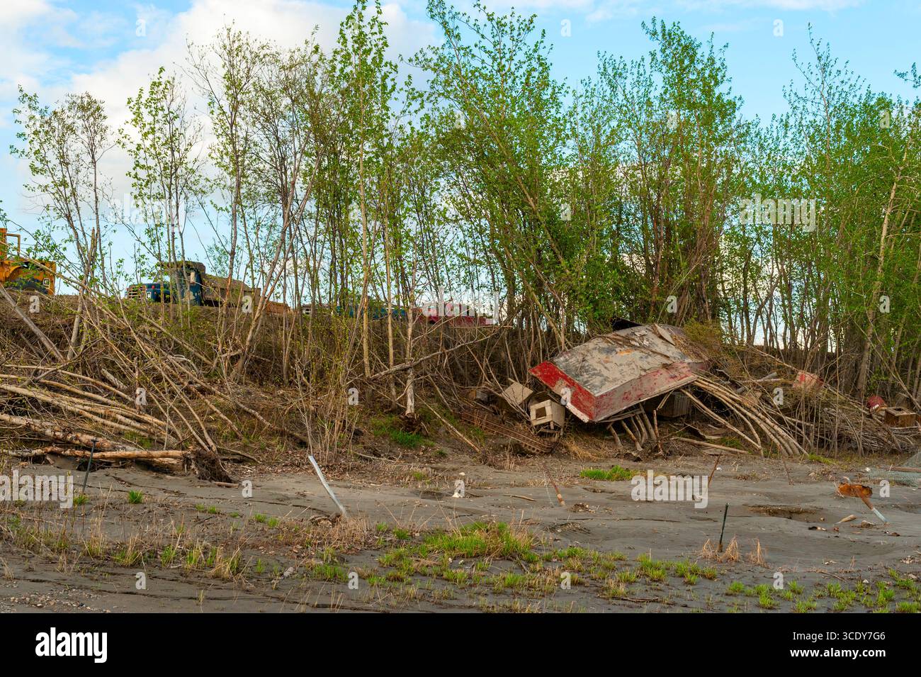 Nachwirkungen der Frühlingseisstau auf dem Yukon River in der Sprinetime von 2013, die eine verheerende Überschwemmung in Galena, Alaska, USA verursachte. Stockfoto