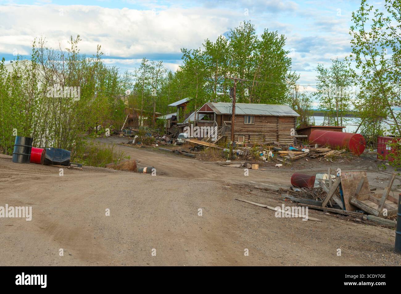 Blockhüttenhaus am Ufer des Yukon River nach dem Frühlingseisstau in Galena, Alaska, USA Stockfoto