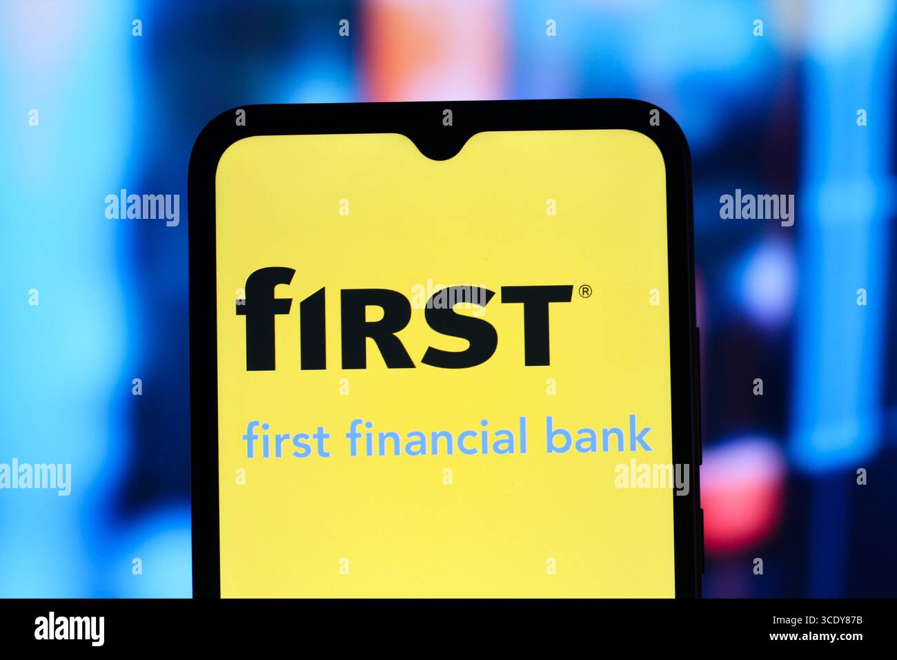 In dieser Abbildung wird das erste Logo der Finanzbank auf einem Smartphone-Bildschirm angezeigt. Stockfoto