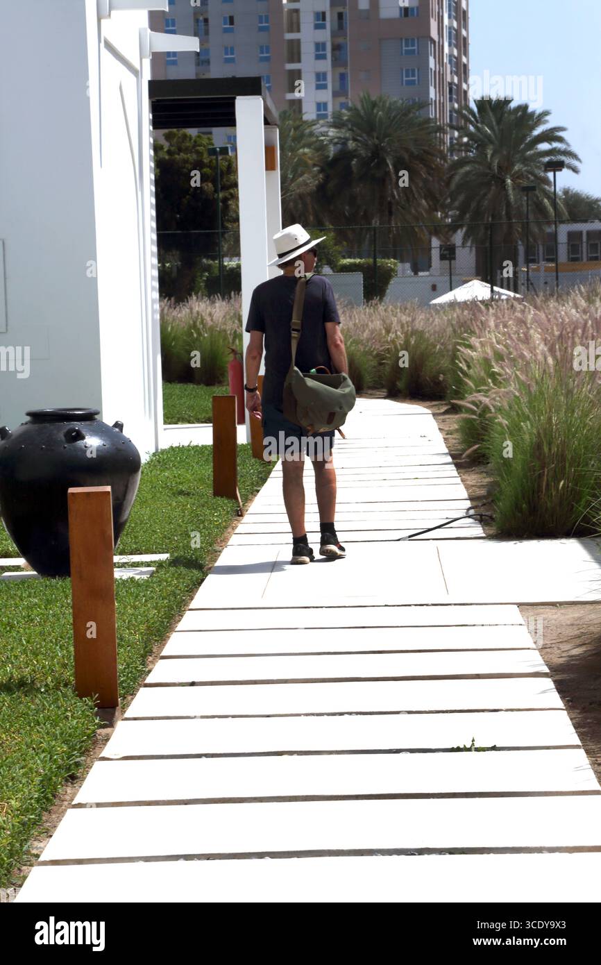 Fotograf, der durch das Chedi Hotel Muscat Oman läuft Stockfoto