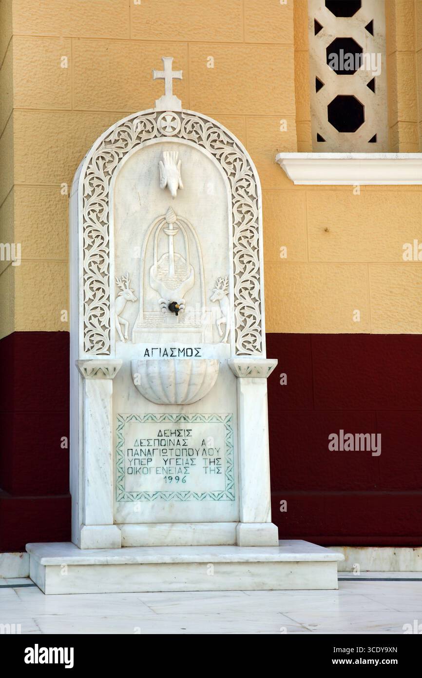 Marmorbrunnen mit Gedenkweihe an die Himmelfahrt der Marienkirche Voula Griechenland Stockfoto