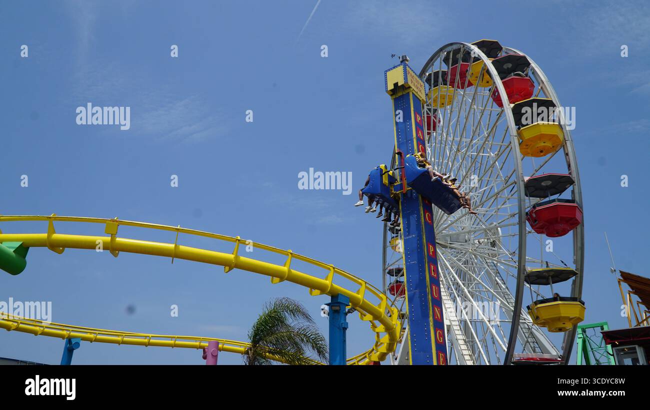 Farbenfrohe Riesenradfahrt im Pacific Park Vergnügungspark am Santa Monica Pier, Los Angeles, Kalifornien, USA, mit einem strahlend blauen Himmel Stockfoto
