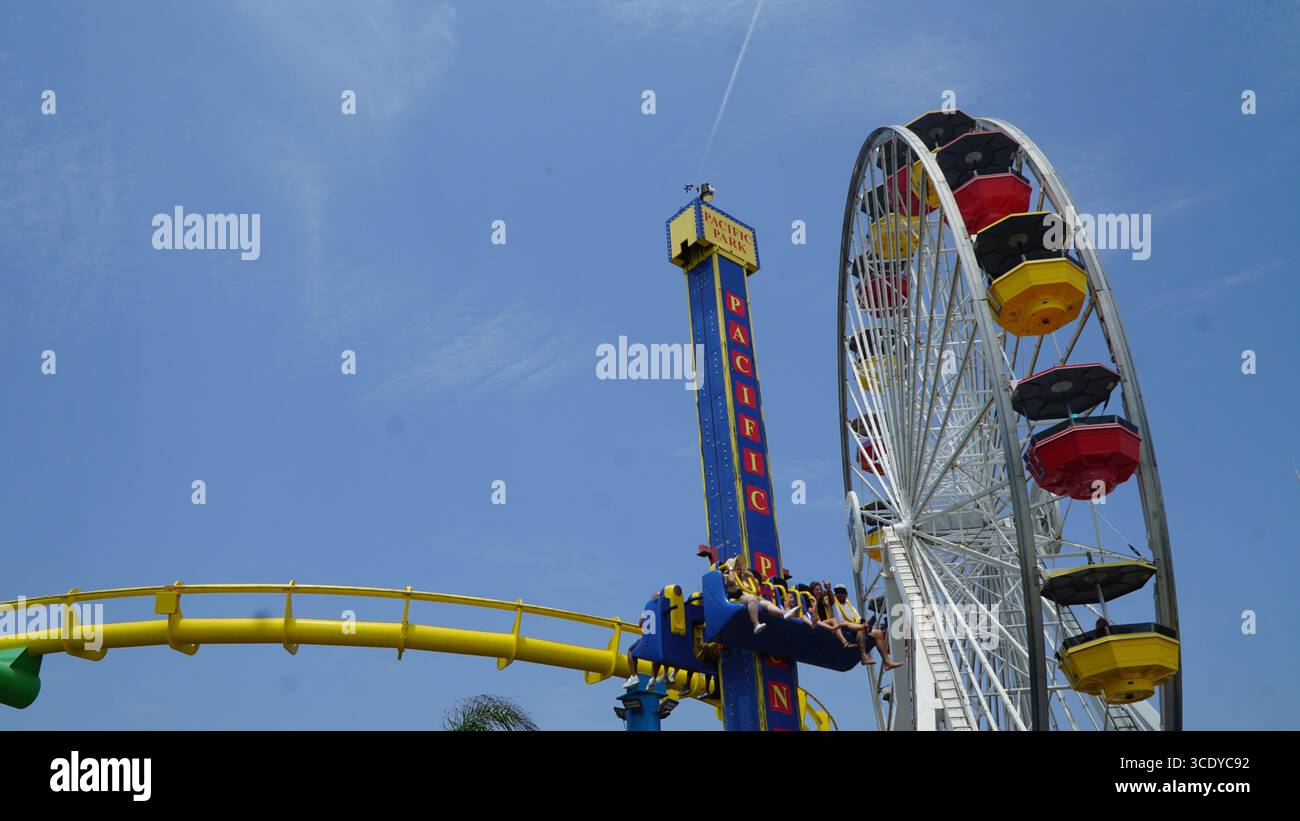 Farbenfrohe Riesenradfahrt im Pacific Park Vergnügungspark am Santa Monica Pier, Los Angeles, Kalifornien, USA, mit einem strahlend blauen Himmel Stockfoto