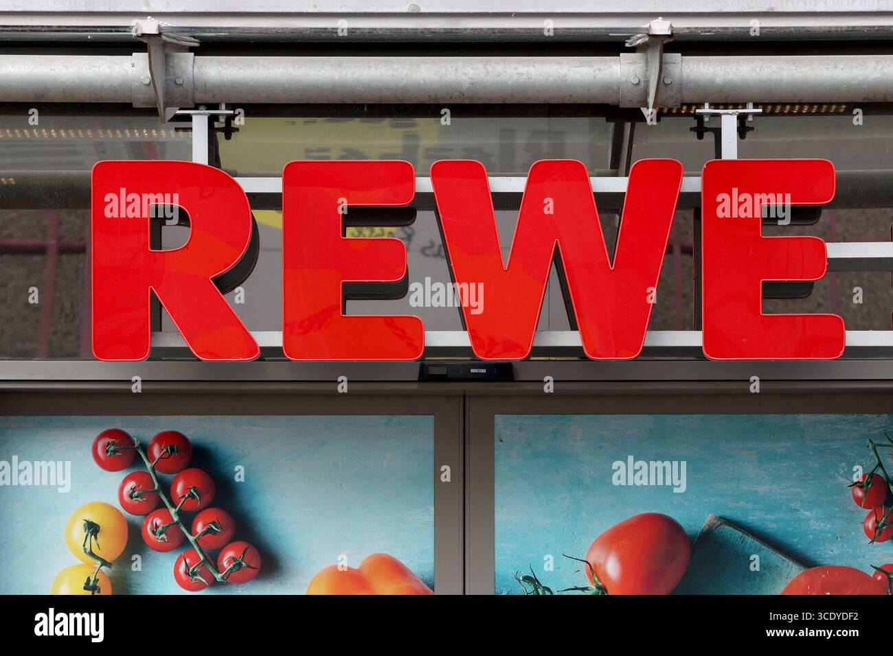 REWE Logo am Gebaeude Gebäude vom Siegerlandcenter in Siegen-Weidenau. REWE Logo am 14.08.2025 in Siegen/Deutschland. *** REWE-Logo auf dem Gebäude des Siegerlandcenters in Siegen Weidenau REWE-Logo am 14 08 2025 in Siegen Deutschland Stockfoto