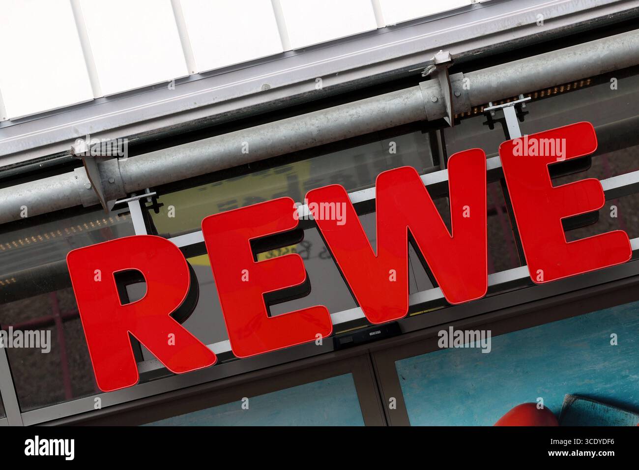 REWE Logo am Gebaeude Gebäude vom Siegerlandcenter in Siegen-Weidenau. REWE Logo am 14.08.2025 in Siegen/Deutschland. *** REWE-Logo auf dem Gebäude des Siegerlandcenters in Siegen Weidenau REWE-Logo am 14 08 2025 in Siegen Deutschland Stockfoto