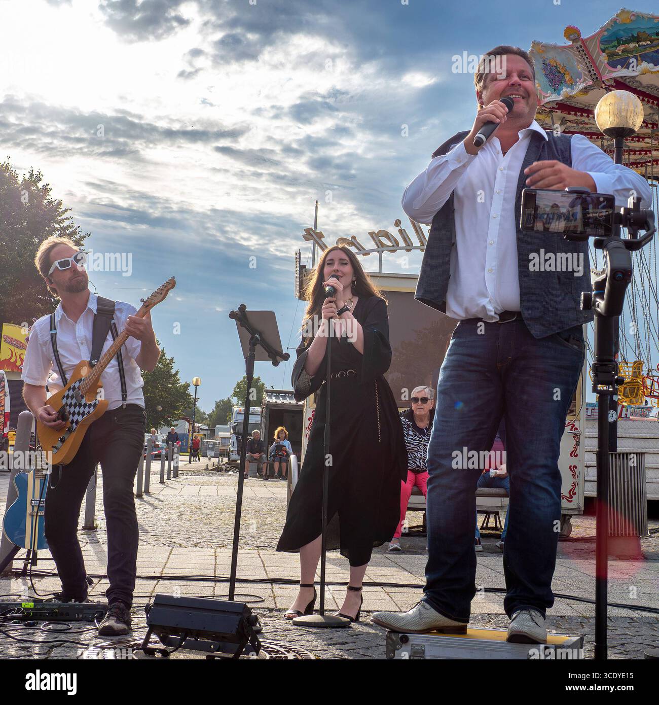 Gute Laune Musik am Fischhafen Ribnitz - 12.08.2025: Am 12.08.2025 sorgten Frau Sophie, Herr Douglas & Freunde für tolle Stimmung am Ribnitzer Fischhafen. Mit einer Playlist, die von Ben E. Kings Stand by me bis zu Andreas Gabaliers Hulapalu reichte, servierte sie zahlreiche Hits. Zwischendurch gab es es Aloha-Feeling a la Achim Reichel und Jürgen Drews Einladung zum Übernachten, wahlweise im Kornfeld oder zwischen den Fischernetzen. Änderungsantrag 19,8. Kommt Hannah White aus London zum Live Musik Konzert nach Ribnitz-Damgarten. Die Sängerin erhielt 2025 die AMA UK Awards für ihr neueste Album. 18 bis 22 Uhr Stockfoto