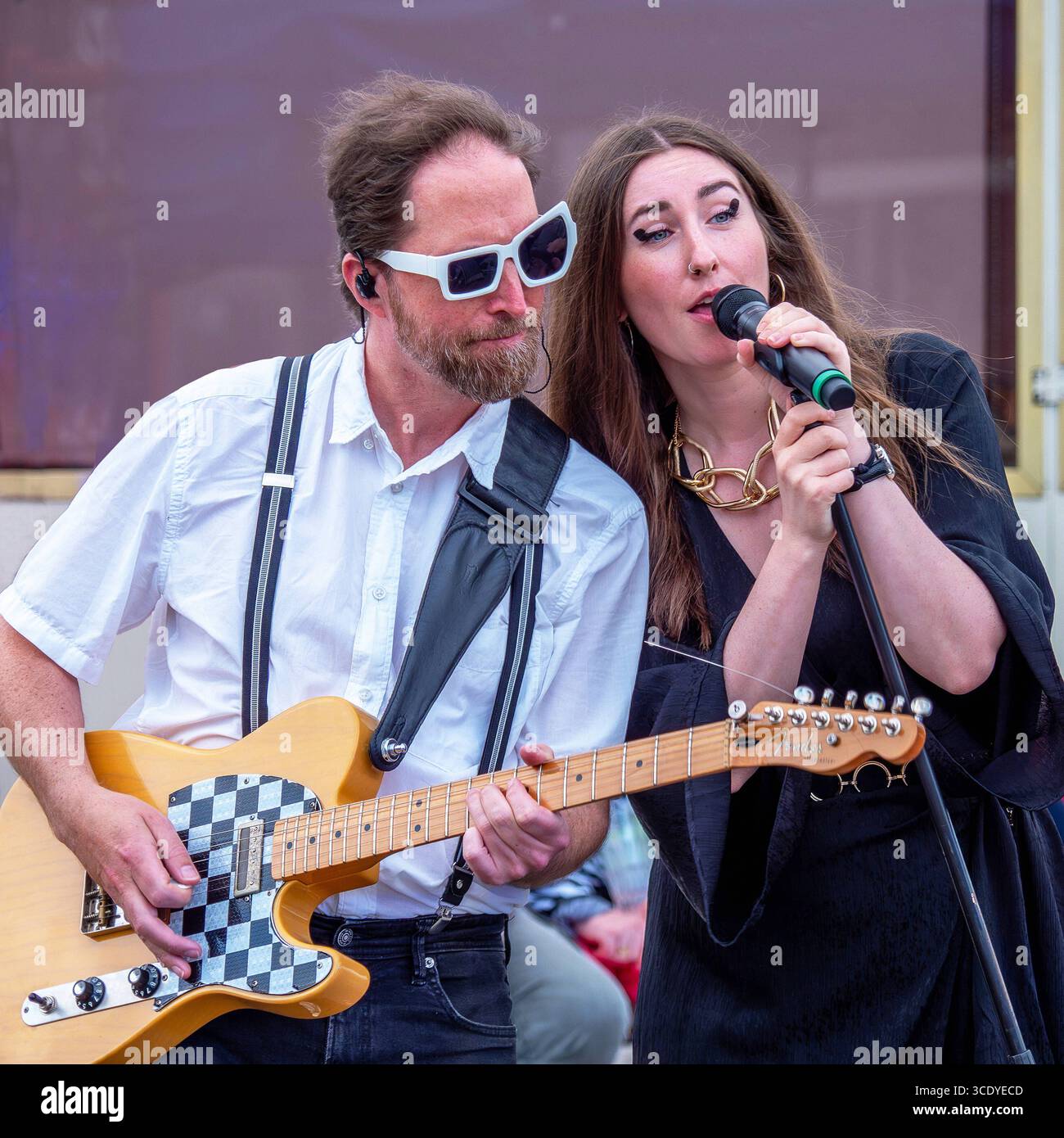 Gute Laune Musik am Fischhafen Ribnitz - 12.08.2025: Am 12.08.2025 sorgten Frau Sophie, Herr Douglas & Freunde für tolle Stimmung am Ribnitzer Fischhafen. Mit einer Playlist, die von Ben E. Kings Stand by me bis zu Andreas Gabaliers Hulapalu reichte, servierte sie zahlreiche Hits. Zwischendurch gab es es Aloha-Feeling a la Achim Reichel und Jürgen Drews Einladung zum Übernachten, wahlweise im Kornfeld oder zwischen den Fischernetzen. Änderungsantrag 19,8. Kommt Hannah White aus London zum Live Musik Konzert nach Ribnitz-Damgarten. Die Sängerin erhielt 2025 die AMA UK Awards für ihr neueste Album. 18 bis 22 Uhr Stockfoto