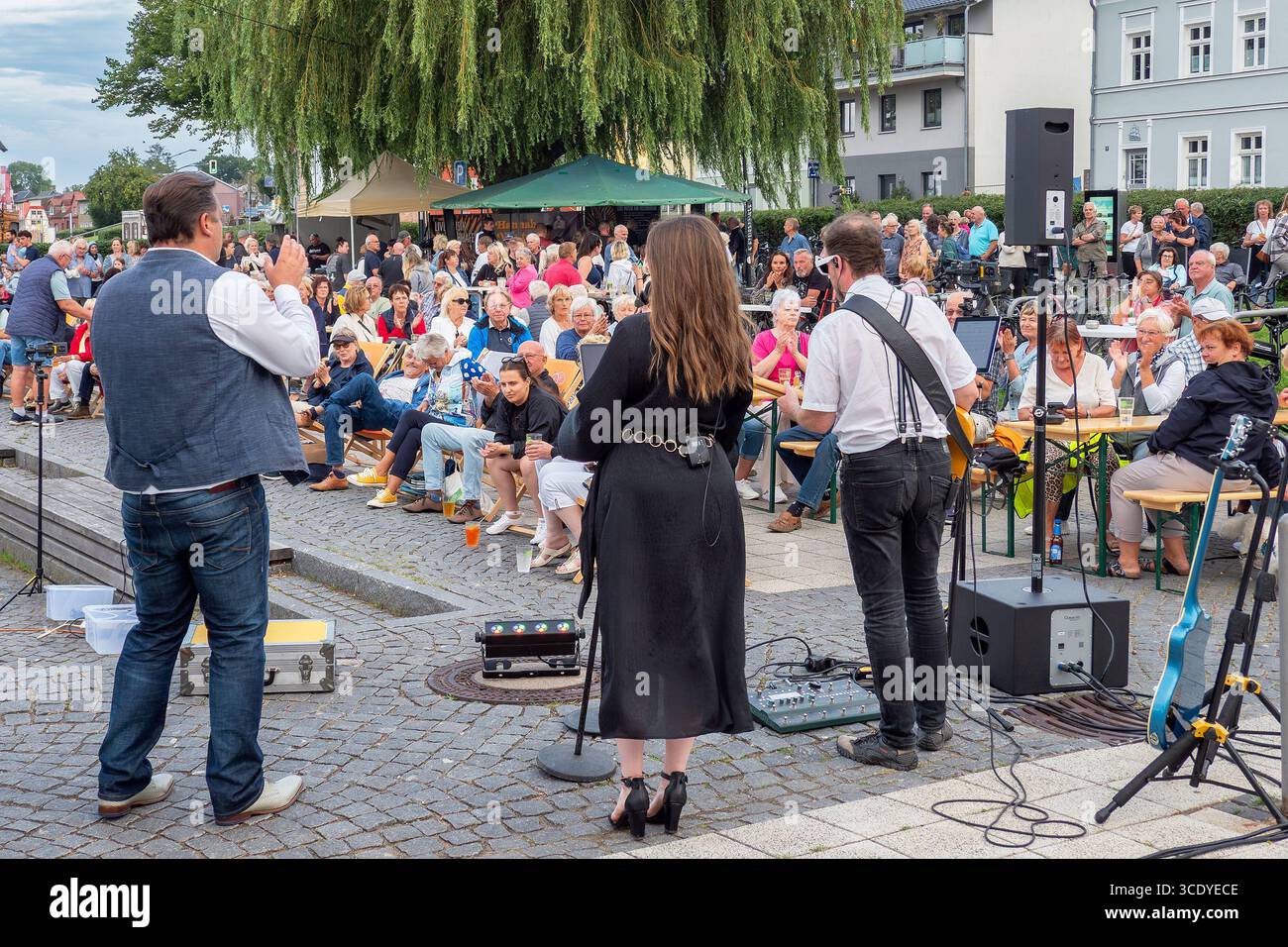 Gute Laune Musik am Fischhafen Ribnitz - 12.08.2025: Am 12.08.2025 sorgten Frau Sophie, Herr Douglas & Freunde für tolle Stimmung am Ribnitzer Fischhafen. Mit einer Playlist, die von Ben E. Kings Stand by me bis zu Andreas Gabaliers Hulapalu reichte, servierte sie zahlreiche Hits. Zwischendurch gab es es Aloha-Feeling a la Achim Reichel und Jürgen Drews Einladung zum Übernachten, wahlweise im Kornfeld oder zwischen den Fischernetzen. Änderungsantrag 19,8. Kommt Hannah White aus London zum Live Musik Konzert nach Ribnitz-Damgarten. Die Sängerin erhielt 2025 die AMA UK Awards für ihr neueste Album. 18 bis 22 Uhr Stockfoto