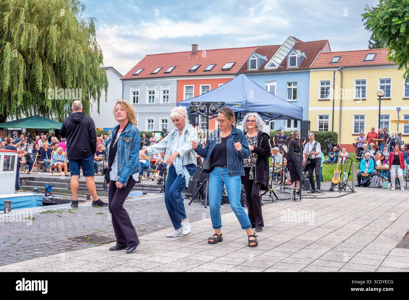 Gute Laune Musik am Fischhafen Ribnitz - 12.08.2025: Am 12.08.2025 sorgten Frau Sophie, Herr Douglas & Freunde für tolle Stimmung am Ribnitzer Fischhafen. Mit einer Playlist, die von Ben E. Kings Stand by me bis zu Andreas Gabaliers Hulapalu reichte, servierte sie zahlreiche Hits. Zwischendurch gab es es Aloha-Feeling a la Achim Reichel und Jürgen Drews Einladung zum Übernachten, wahlweise im Kornfeld oder zwischen den Fischernetzen. Änderungsantrag 19,8. Kommt Hannah White aus London zum Live Musik Konzert nach Ribnitz-Damgarten. Die Sängerin erhielt 2025 die AMA UK Awards für ihr neueste Album. 18 bis 22 Uhr Stockfoto