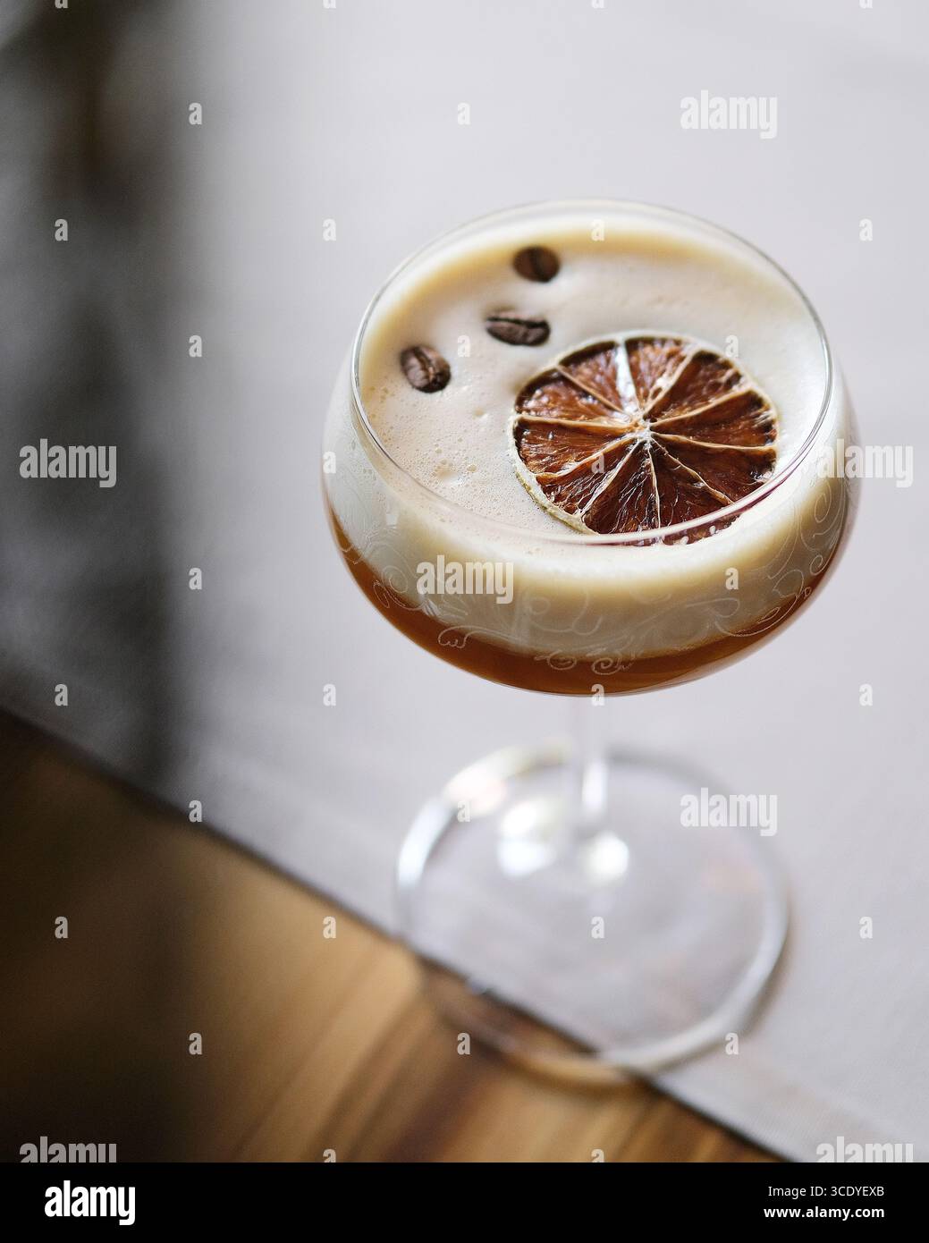 Erleben Sie einen eleganten Cocktail mit getrockneter Limette und Kaffeebohnen für einen köstlichen Geschmack Stockfoto