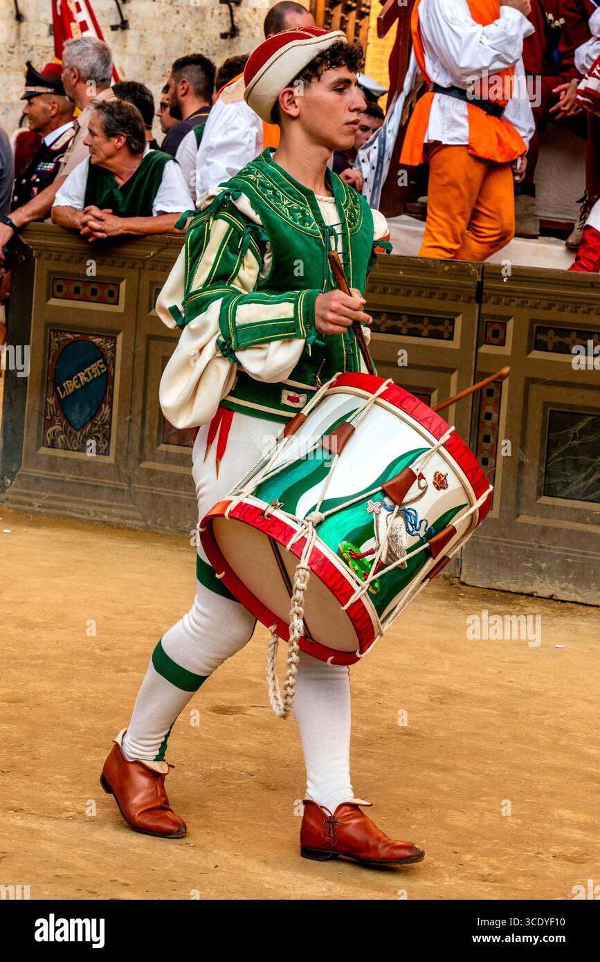 Ein Schlagzeuger von der Oca Contrada Peforms auf der Piazza del Campo am Ende der Corteo Storico (historische Prozession), der Palio, Siena, Italien. Stockfoto