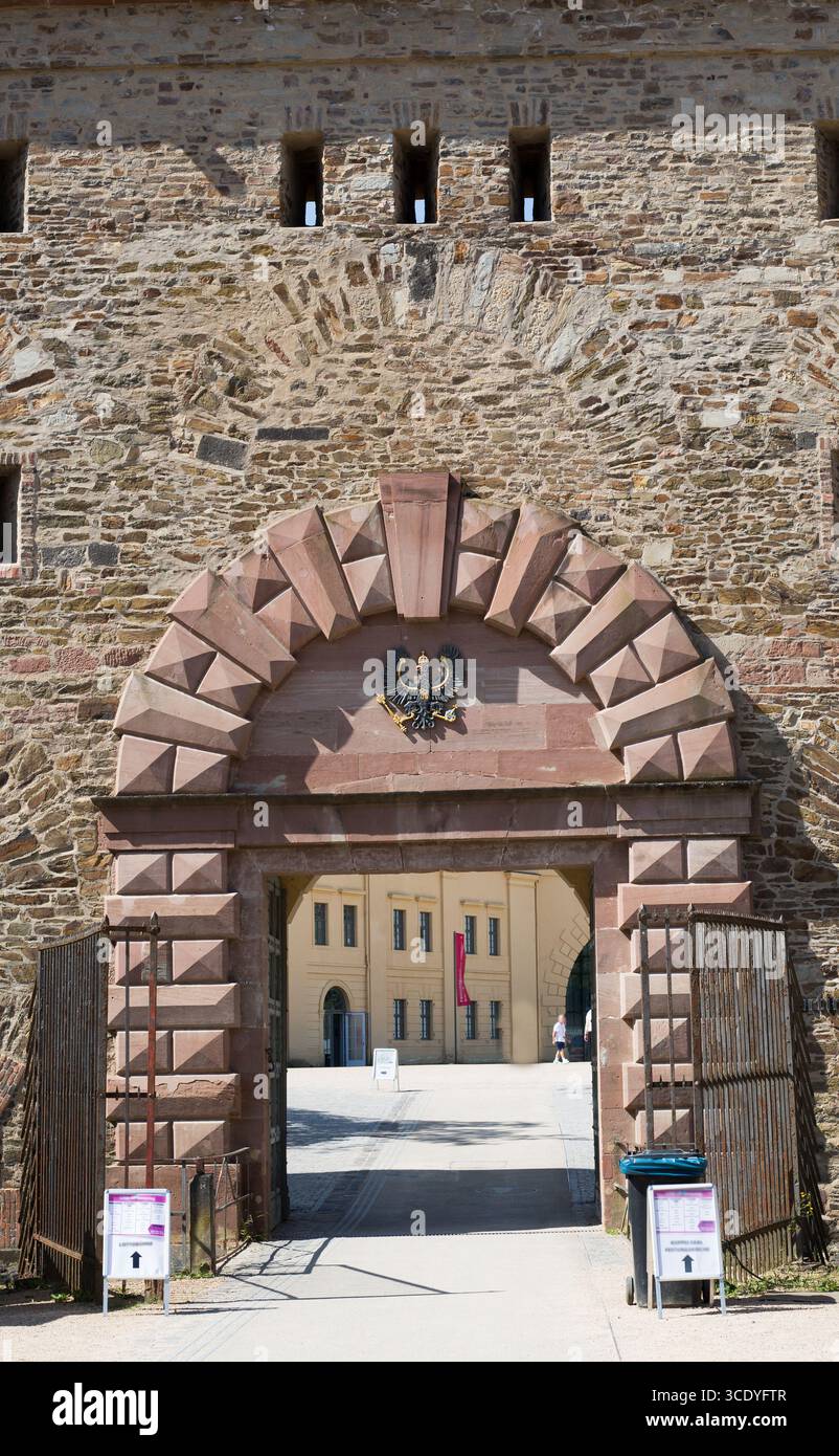 Eingang der Festung Ehrenbreitstein mit einem Bogenbogen aus Ziegelstein, mit dem Wappen eines Falken über dem Bogen. Stockfoto