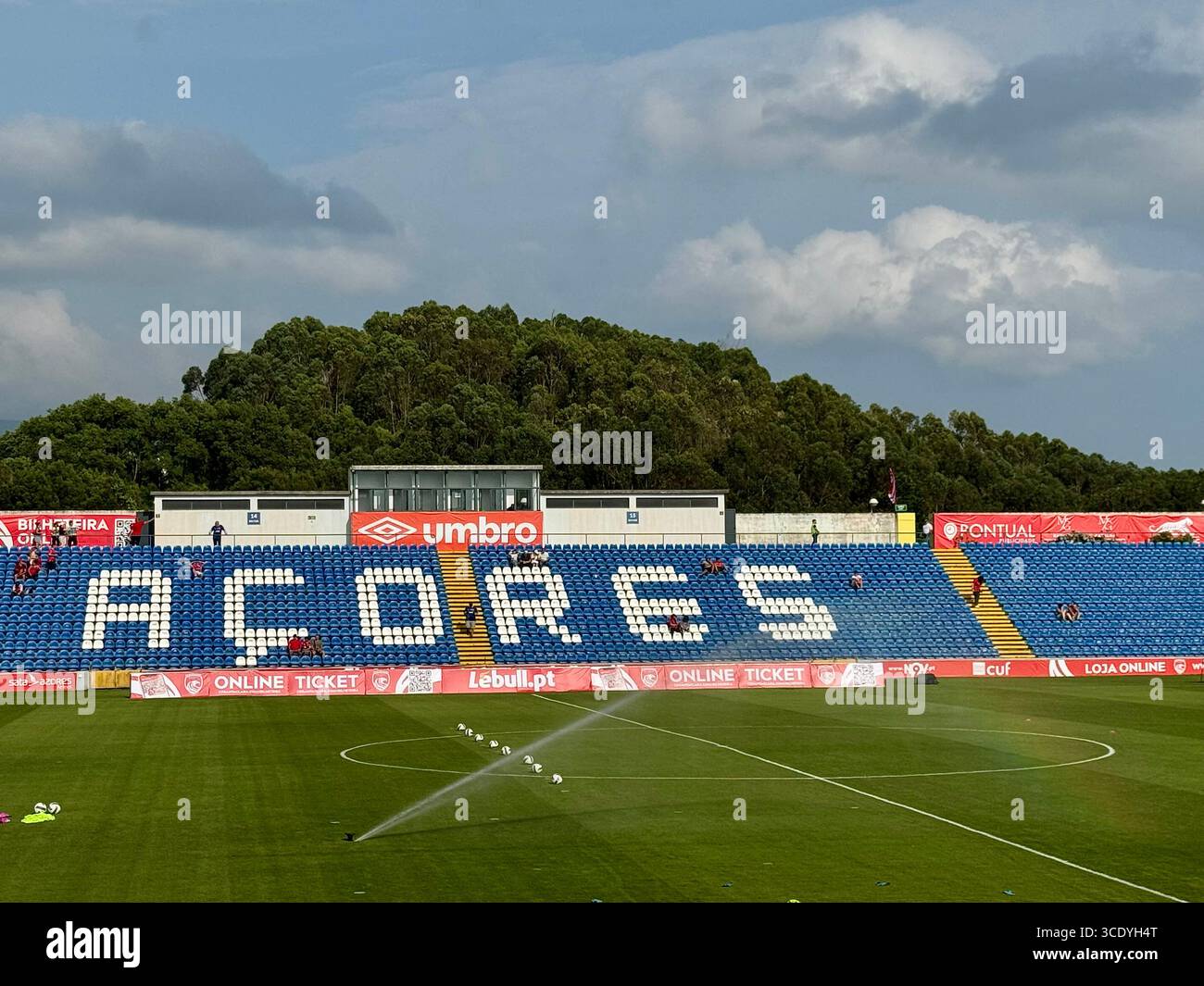 Fußballspiel in der dritten Qualifikationsrunde der UEFA Europa Conference League zwischen Santa Clara und Larne - Smartphone-aufgenommenes Stockfoto