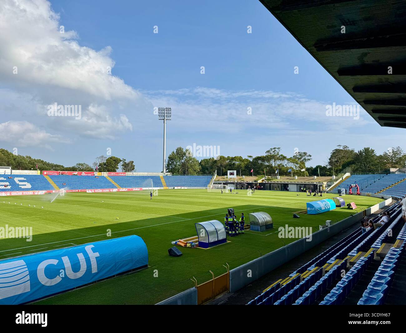 Fußballspiel in der dritten Qualifikationsrunde der UEFA Europa Conference League zwischen Santa Clara und Larne - Smartphone-aufgenommenes Stockfoto