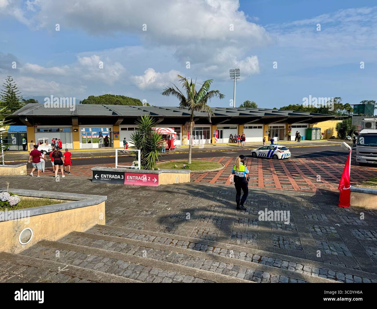 Fußballspiel in der dritten Qualifikationsrunde der UEFA Europa Conference League zwischen Santa Clara und Larne - Smartphone-aufgenommenes Stockfoto