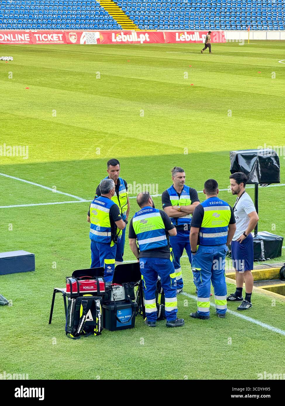 Fußballspiel in der dritten Qualifikationsrunde der UEFA Europa Conference League zwischen Santa Clara und Larne - Smartphone-aufgenommenes Stockfoto