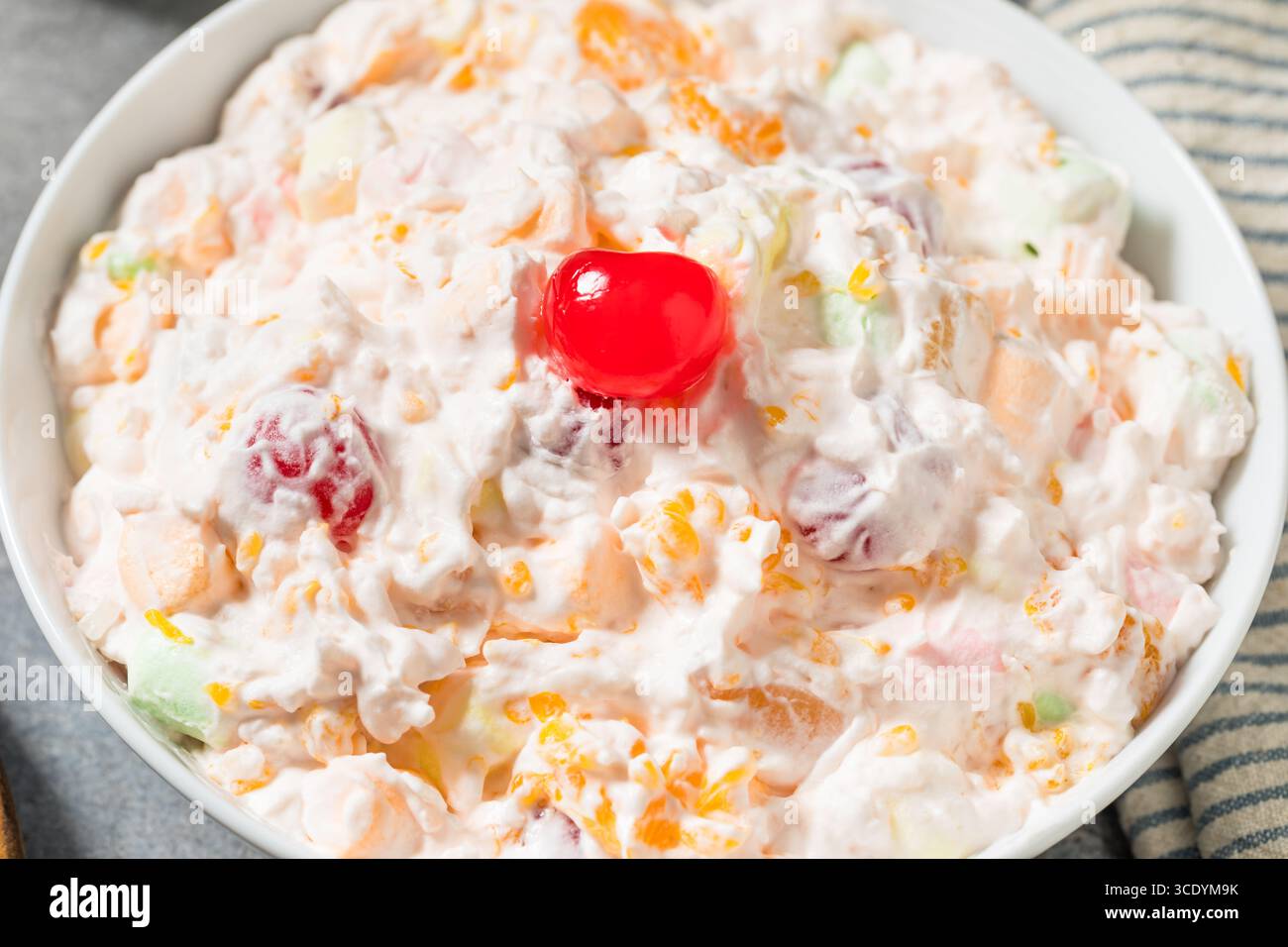 Hausgemachter süßer Ambrosia-Fruchtsalat mit Schlagsahne und Marshmallows Stockfoto