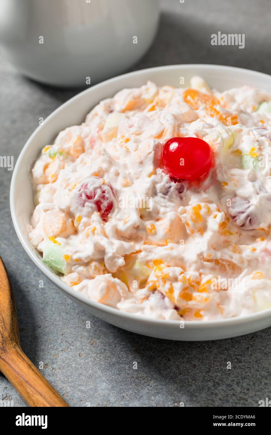 Hausgemachter süßer Ambrosia-Fruchtsalat mit Schlagsahne und Marshmallows Stockfoto