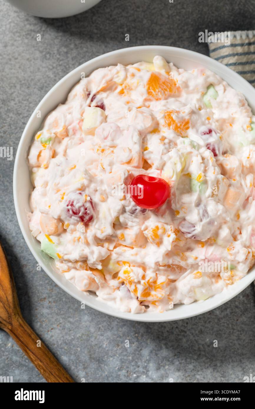 Hausgemachter süßer Ambrosia-Fruchtsalat mit Schlagsahne und Marshmallows Stockfoto