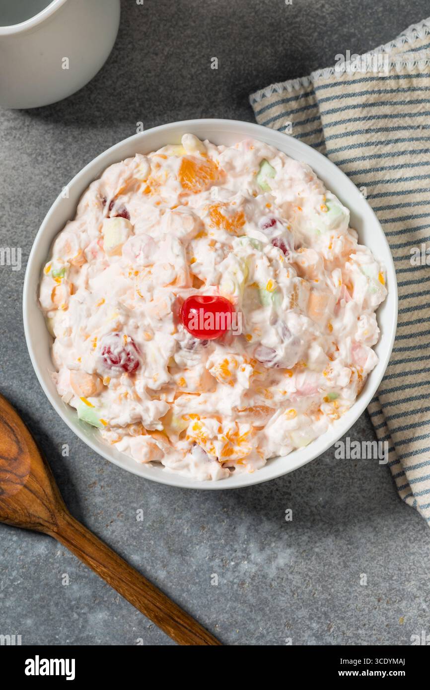 Hausgemachter süßer Ambrosia-Fruchtsalat mit Schlagsahne und Marshmallows Stockfoto