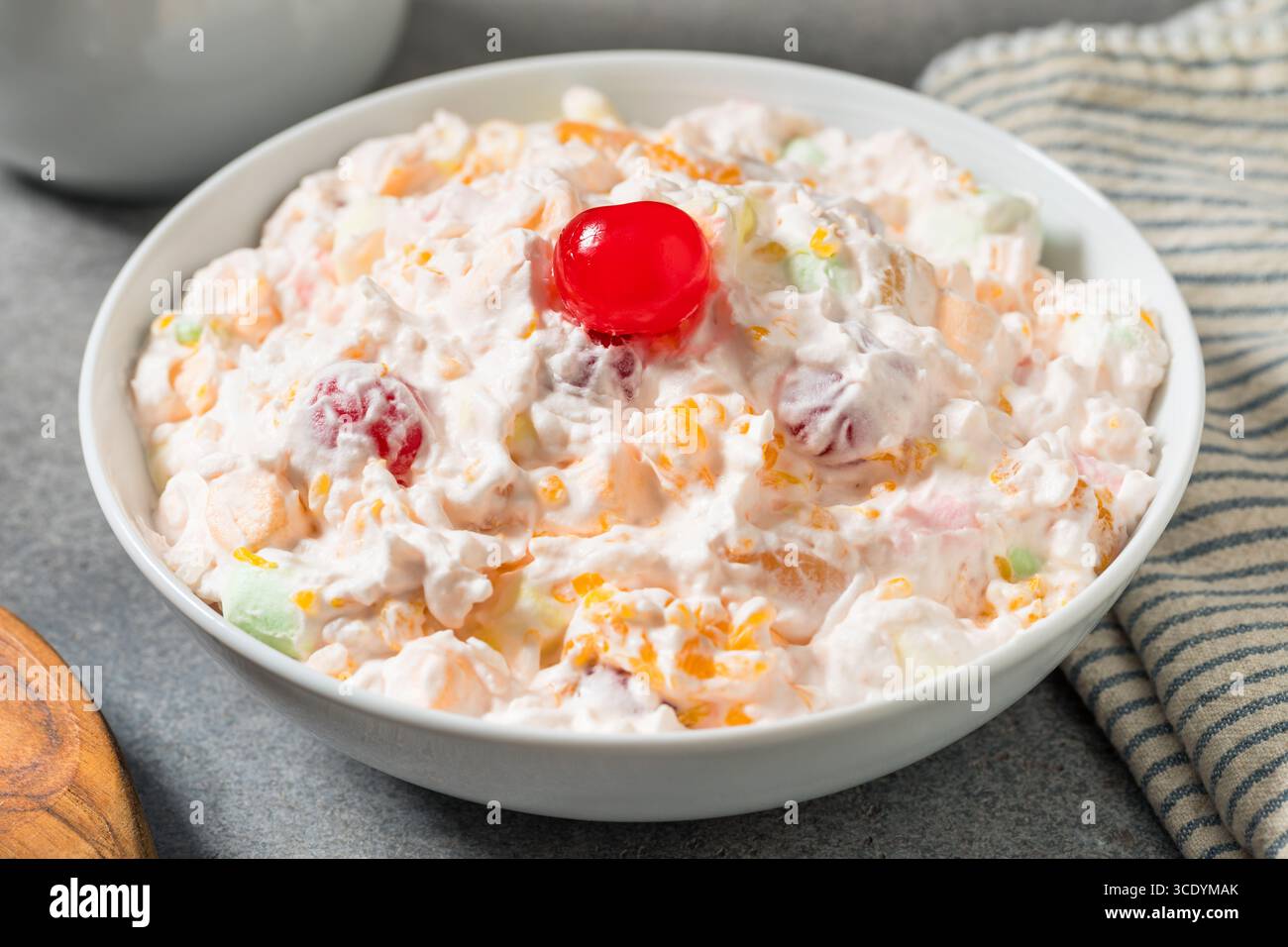 Hausgemachter süßer Ambrosia-Fruchtsalat mit Schlagsahne und Marshmallows Stockfoto